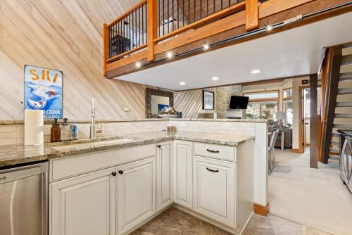 Kuchyň nebo kuchyňský kout v ubytování Cozy Townhouse in Avon