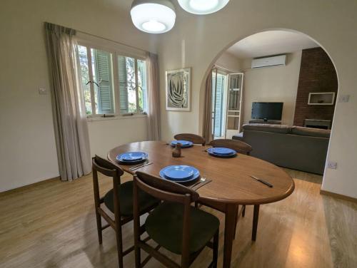 Un comedor con mesa y sillas de madera. en Gladstone Apartment, en Nicosia