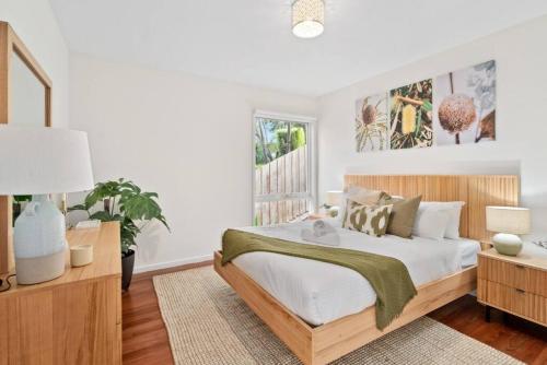 Postel nebo postele na pokoji v ubytování Serenity by the Creek - Luxury Retreat