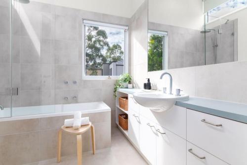 Koupelna v ubytování Serenity by the Creek - Luxury Retreat