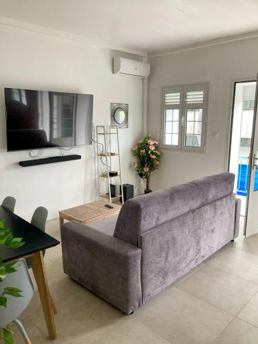 a living room with a couch and a table at Savanna Sky in Fort-de-France