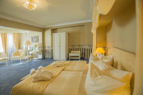 a bedroom with a large bed in a room at Parkhotel Idar-Oberstein in Idar-Oberstein