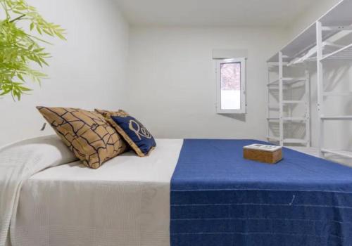 a bedroom with a bed with a blue blanket at Apt primera línea de mar in L'Ampolla