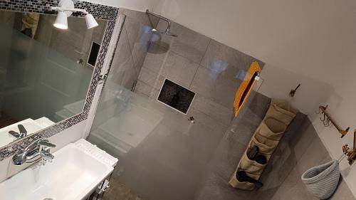 un baño con ducha y lavabo en Tipica villetta ligure indipendente arredata con gusto e comfort 1 camera da letto parcheggio interno zona Lerici Monti San Lorenzo, en Lerici
