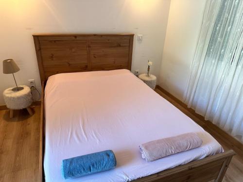 - un lit avec 2 serviettes dans une chambre dans l'établissement Belle villa contemporaine avec piscine, à Laudun-l'Ardoise