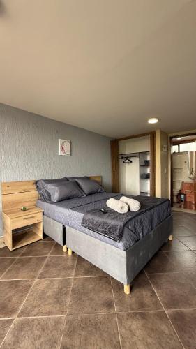 Postel nebo postele na pokoji v ubytování Hostelfc Movistar57