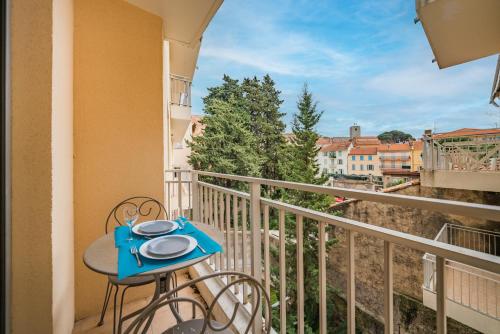 une table et des chaises sur un balcon avec vue dans l'établissement Studio au calme dans le quartier du Suquet - Proche Croisette et centre-ville, à Cannes