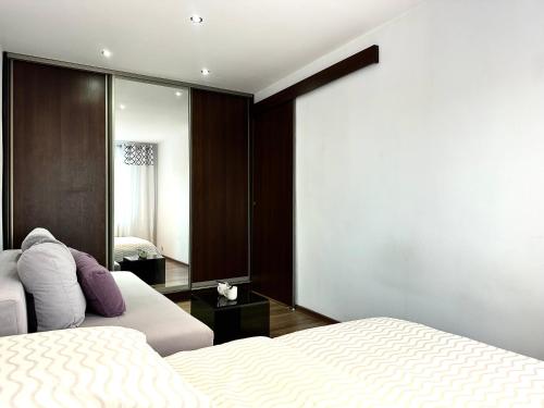 Postel nebo postele na pokoji v ubytování Chrobrego Apartment - Self check-in 20h - parking