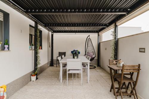 a dining room with a table and chairs at Casa de Férias Apúlia in Apúlia