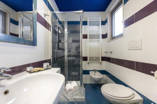 a bathroom with a toilet sink and a shower at Hotel Belvedere in Torre dell'Orso