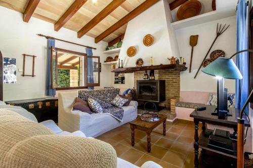 Traditional villa near Pollensa for 4 people by Renthousing