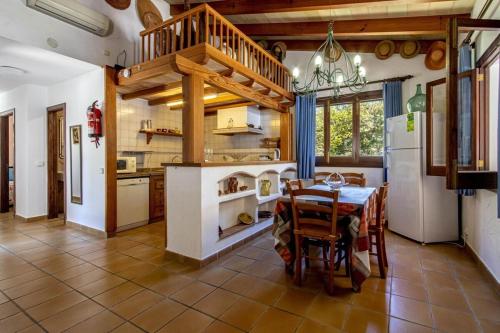 Traditional villa near Pollensa for 4 people by Renthousing