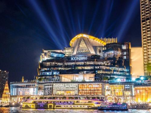 un gran edificio con una montaña rusa por la noche en อพาร์ตเม้นต์แสนสงบ, en Thonhuri