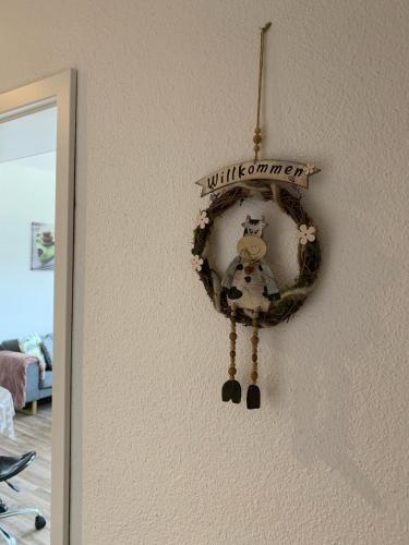 a wreath on a wall with a sign on it at Ferienwohnung Dietel in Bad Schlema mit WLAN Terrasse Stellplatz inklusive in Schlema
