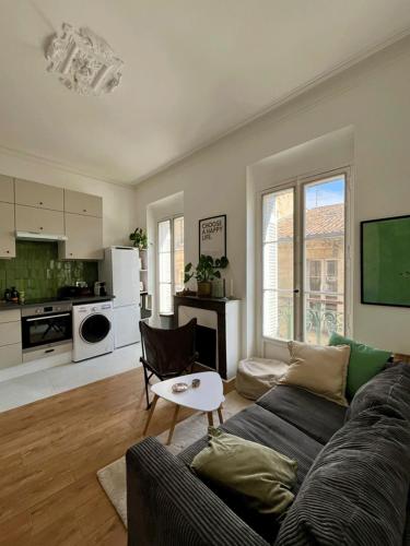 un salon avec un canapé et une cuisine dans l'établissement Appartement T3 neuf centre historique, à Bordeaux