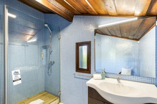 a bathroom with a sink and a shower at Bungalow Chalé da Caniçada in Rio Caldo