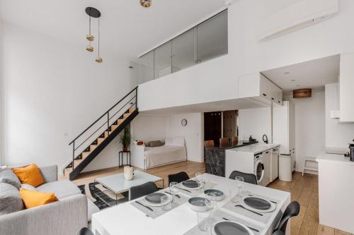 un salon avec un canapé et une table dans l'établissement Beautiful Loft Duplex 6P AC Heart of Marais, à Paris