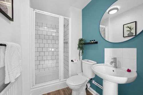Koupelna v ubytování The Pinnacle by Cotels - CENTRAL LOCATION, PARKING, FIBRE WIFI, SMART TV, FULLY EQUIPPED KITCHEN