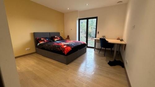 - une chambre avec un lit et un bureau dans l'établissement Contemporary Villa Opio, à Opio
