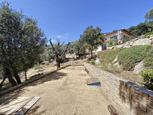 un chemin de terre menant à une maison sur une colline dans l'établissement Au parfum de la Myrte, à Olmeto