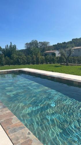 une piscine avec de l'eau bleue dans une cour dans l'établissement Contemporary Villa Opio, à Opio
