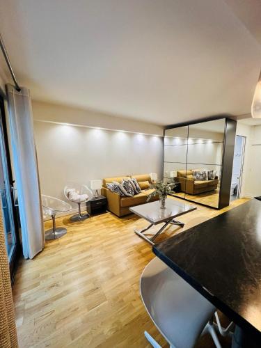 un salon avec un canapé et une table dans l'établissement Luxury apartement Eiffel tour, à Paris