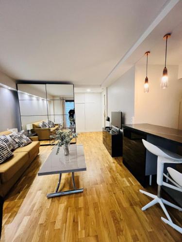 un salon avec un canapé et une table dans l'établissement Luxury apartement Eiffel tour, à Paris