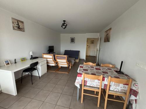 - un salon avec un bureau, une table et des chaises dans l'établissement Park Nevez - Lannion, à Lannion