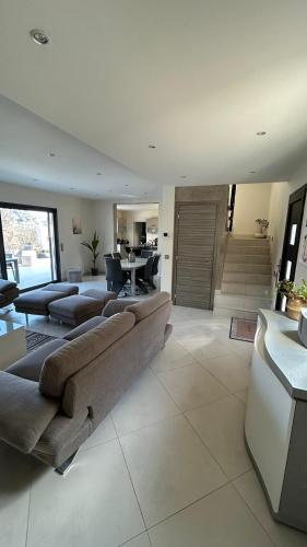 un grand salon avec des canapés et une table dans l'établissement Villa, à La Colle-sur-Loup