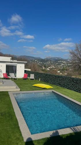 une piscine dans la cour d'une maison dans l'établissement Villa, à La Colle-sur-Loup