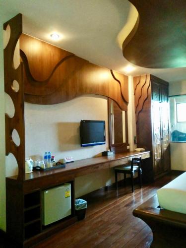 Cette chambre dispose d'un bureau et d'une télévision. dans l'établissement บุร รีสอร์ท Bura resort, à Ban Pu Khai