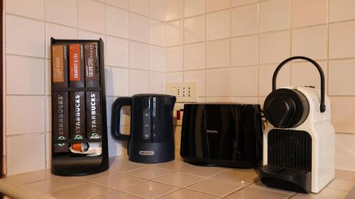 eine Küchentheke mit Kaffeemaschine und Toaster in der Unterkunft TUSCAN HOUSE WITH GARDEN - with Wi-Fi, Free Parking in Montecatini Terme