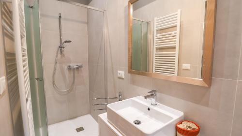 ein weißes Badezimmer mit Waschbecken und Dusche in der Unterkunft TUSCAN HOUSE WITH GARDEN - with Wi-Fi, Free Parking in Montecatini Terme