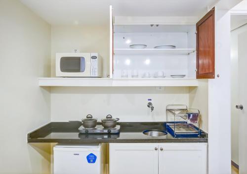 a kitchen with a counter top and a microwave at Roomo Transamerica SP Itaim Bibi in Sao Paulo