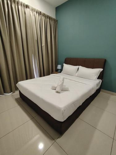 a bedroom with a large bed with white sheets at Trion KL Residence by Skyline in Kuala Lumpur