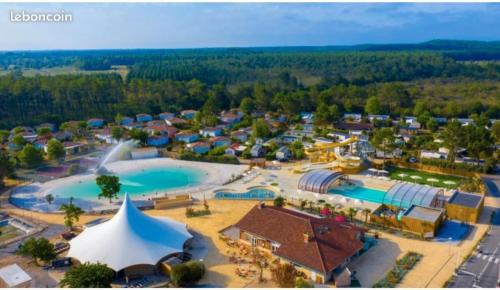 une vue aérienne d'un parc aquatique dans l'établissement Mobilhome premium 3 chambres, à Lit-et-Mixe
