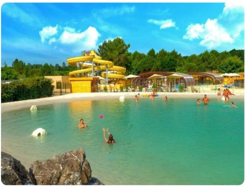 un groupe de personnes dans un parc aquatique dans l'établissement Mobilhome premium 3 chambres, à Lit-et-Mixe