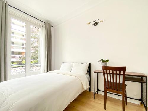 une chambre avec un lit, un bureau et une chaise dans l'établissement Lovely flat 75m2 close to Eiffel Tower, à Paris