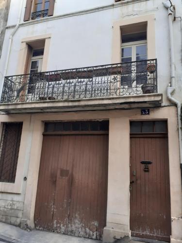 - deux portes de garage dans un bâtiment avec balcon dans l'établissement Chambre individuelle, à Béziers