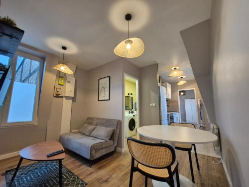 un salon avec un canapé et une table dans l'établissement Appartement Rouen Le Stella Hyper Centre à 10 minutes, à Rouen