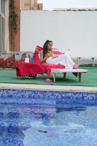 K Boutique Hotel MedSpa-Pyramids & Grand Egyptian Museumの敷地内または近くにあるプール
