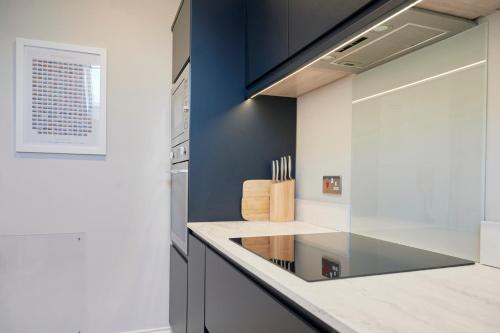 cocina con paredes azules y encimera en Howe Keld 4 First floor, en Keswick