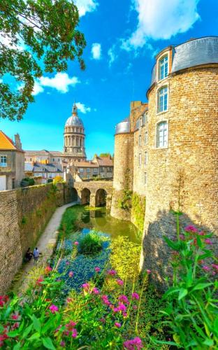 une vue de la ville d'Oxford avec un pont et des fleurs dans l'établissement Studio Cap sur Mer, à Boulogne-sur-Mer