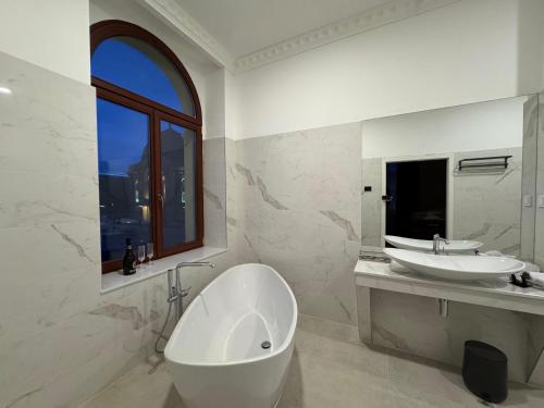 Koupelna v ubytování Promenaden Hotel