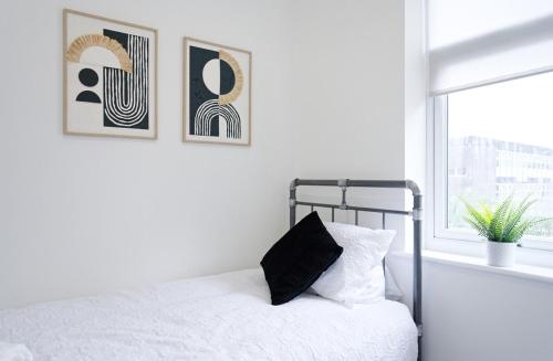 Un dormitorio blanco con una cama y una ventana. en 3 Bed House, Free Parking, Garden, en Ince-in-Makerfield