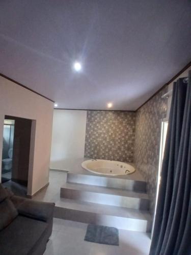 Camera con vasca da bagno al centro della stanza di Suíte master vila geovana a Pirenópolis