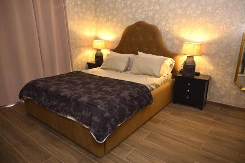 Postel nebo postele na pokoji v ubytování Lodha Belmondo Vintage Heights Pune with Golf Course