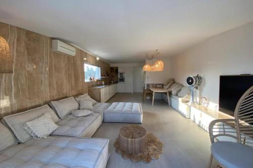 una sala de estar con un sofá y una mesa en Beautiful house with terrace sea front - Cannes, en Cannes