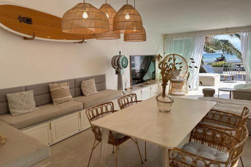 un salon avec une table et un canapé dans l'établissement Beautiful house with terrace sea front - Cannes, à Cannes