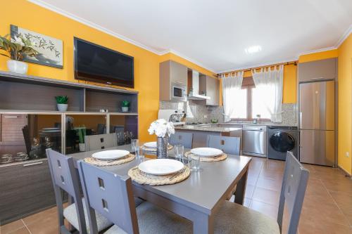 Fantástico chalet junto al mar by CABANA Rentals